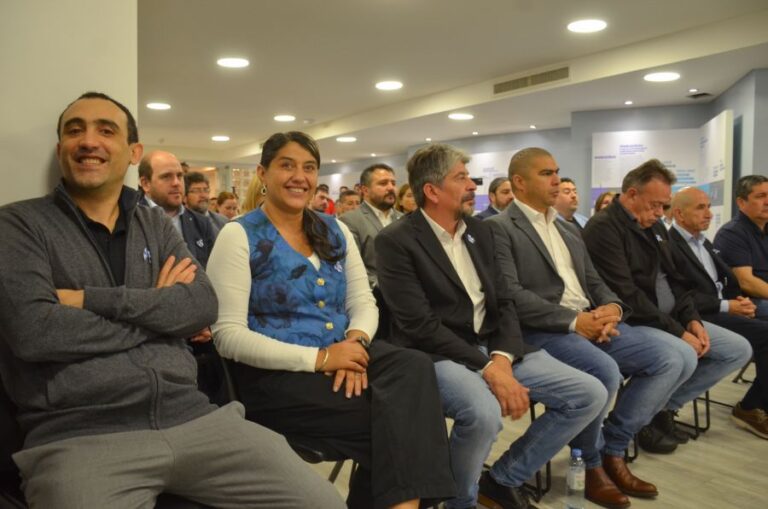 684bf332ae3db16ea25e9885cc261d2a_XL