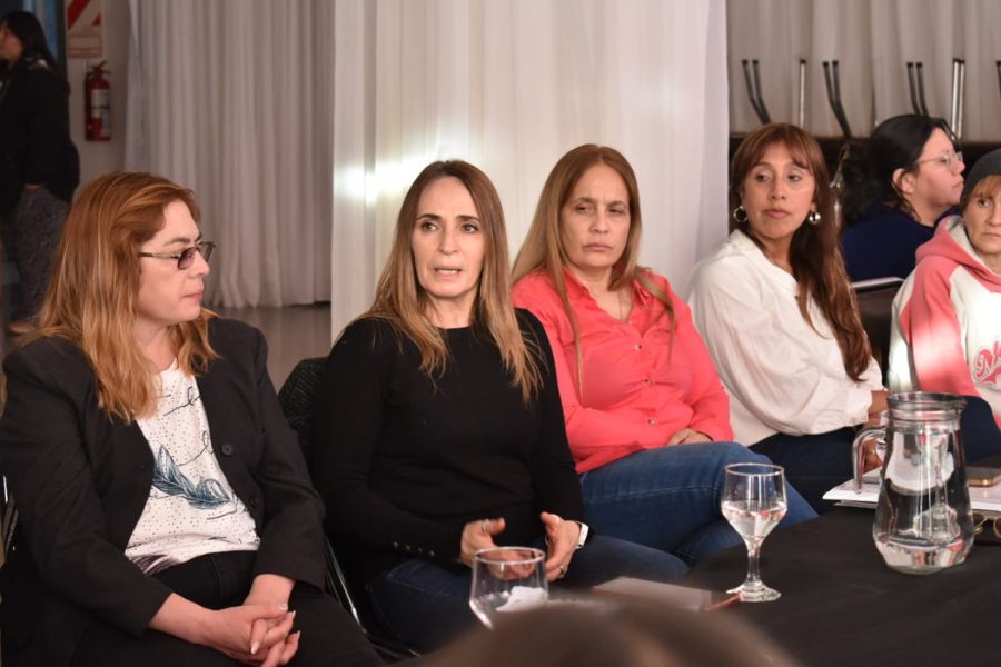 0c6d8ea485e84112b9dff01c587fc07b_XL